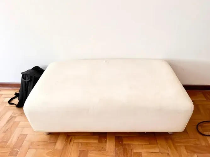 Puff Tok&Stok em couro branco
