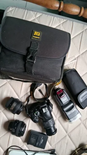 Camera fotografica nikon d3300 + Flash Yongnuo Speedlite YN560 III + 2 lentes 50mm