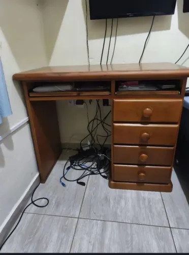 Vendo escrivaninha de madeira