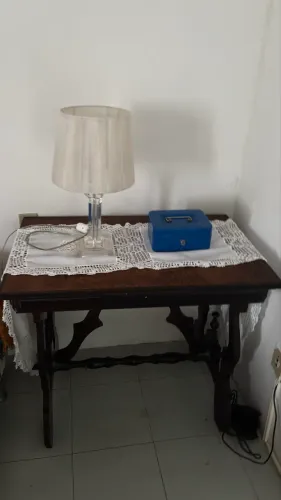 Vendo escrivaninha de madeira, modelo rústico. 