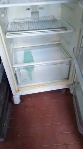 Geladeira para retirada de peças
