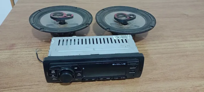Rádio automotivo e alto falantes de porta
