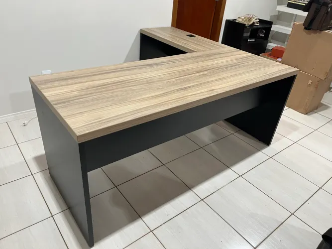 Mesa de escritório em ?L?