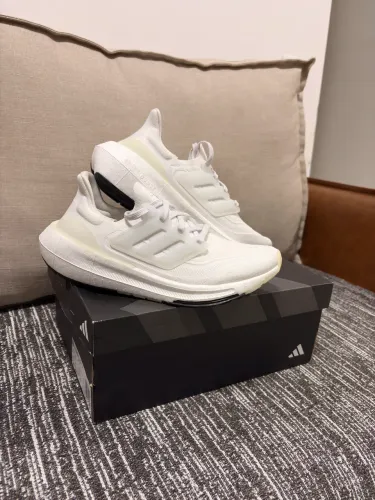 Tênis ULTRABOOST LIGHT W