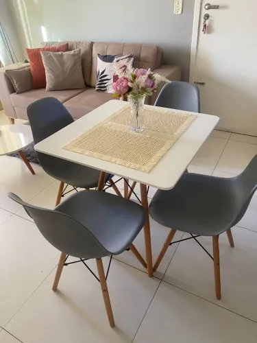 Mesa de jantar 4 lugares estilo escandinavo branca com pés de madeira.