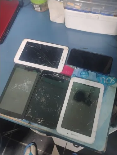 4 tablets e em celular.. quebrados