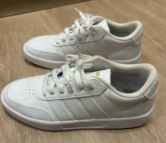 Tênis Adidas Breaknet, de cor branca/off-white, número 37, feminina (mostruário)