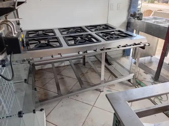 Fogão industrial com 12 queimadores