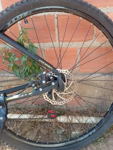 Eu estou vendendo essa bicicleta GTI aro 29 1 mês de uso tenho nota fiscal 