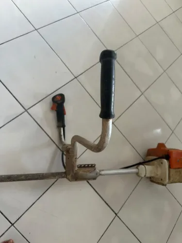 Roçadeira STIHL FS 290, a gasolina, em perfeito funcionamento e pronta para uso.