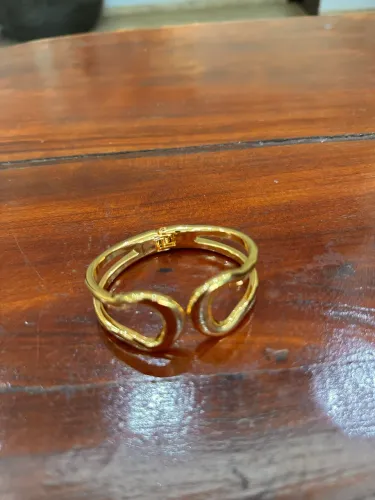 Bracelete em aço inoxidável.