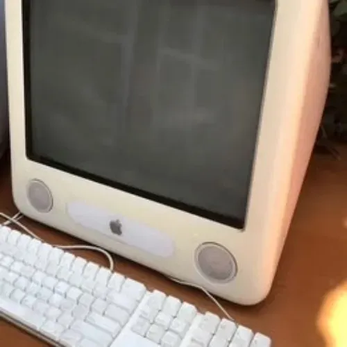 Computador Antigo Apple eMac G4 + Teclado Original - No Estado (Não Liga)
