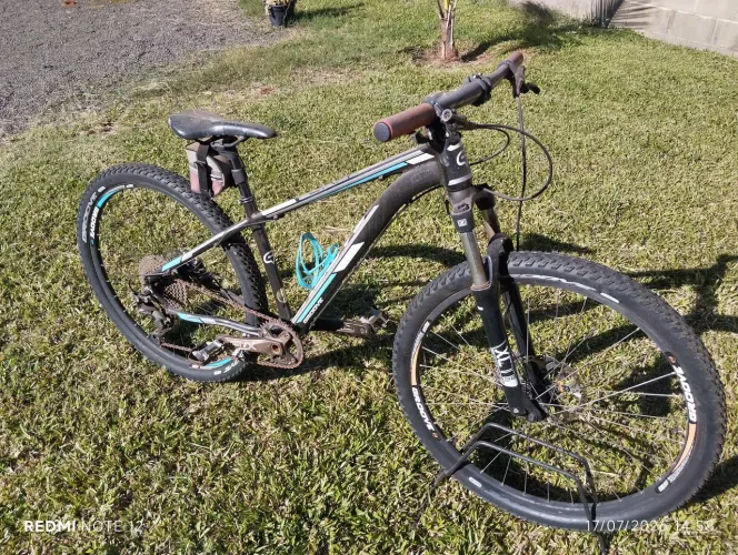 Bike Groove 1x11, câmbio Shimano XT, freios Shimano XT