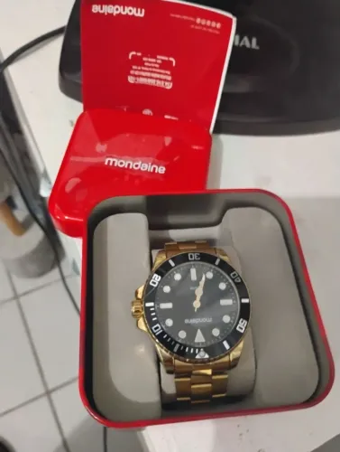 Relógio Mondaine dourado