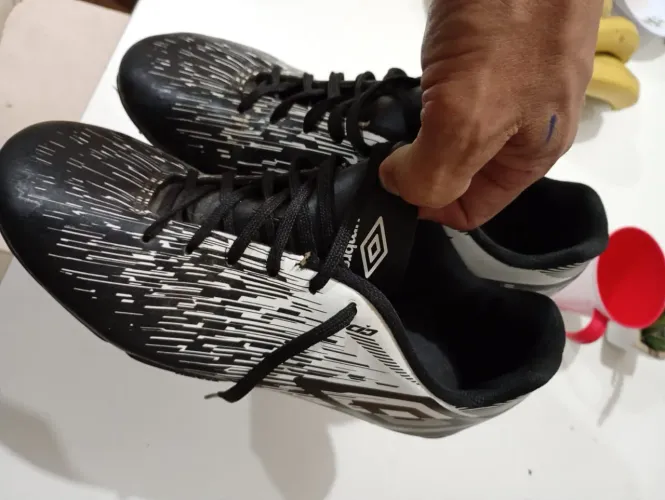 Chuteira de campo Umbro