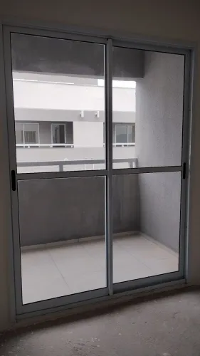 Porta de correr 2 folhas de alumínio branco com vidro para varanda.