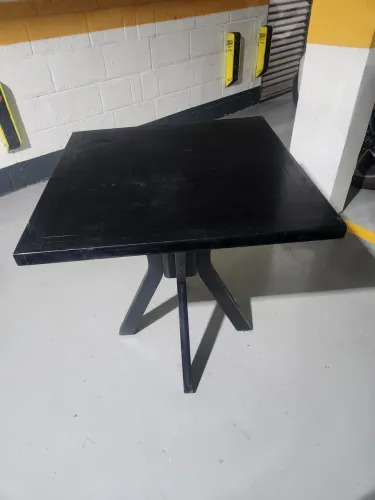 Mesa de madeira quadrada