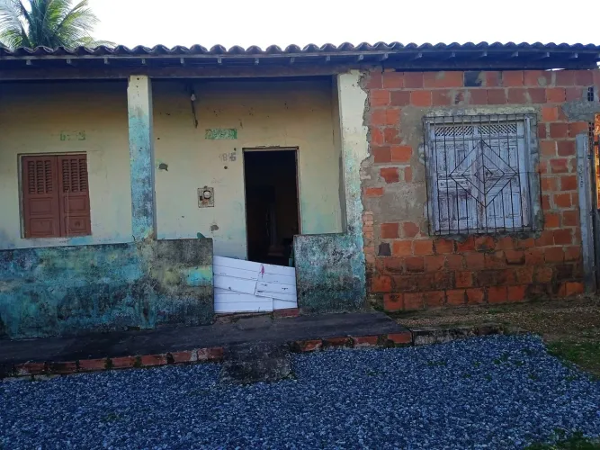 Vende-se ou troca casa com sítio de meia tarefa de terra 
