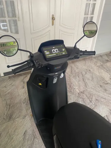 Vendo moto elétrica automática, com alarme, cor preta, 48,5 km rodados. 