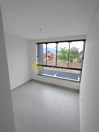 Casa geminada com Piscina, com 2 suítes e 2 vagas de garagens