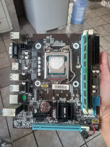 Placa mãe ddr3 H81G573 GL V2 da Yon,Duas memórias de 4 de ram e um processador.