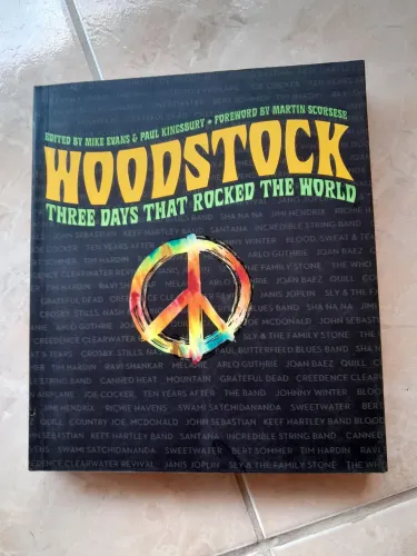 Livro Woodstock Three Days That Rocked The World - livro em inglês - seminovo