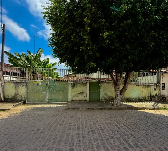 VENDE-SE CASA EM SANTO ESTÊVÃO 