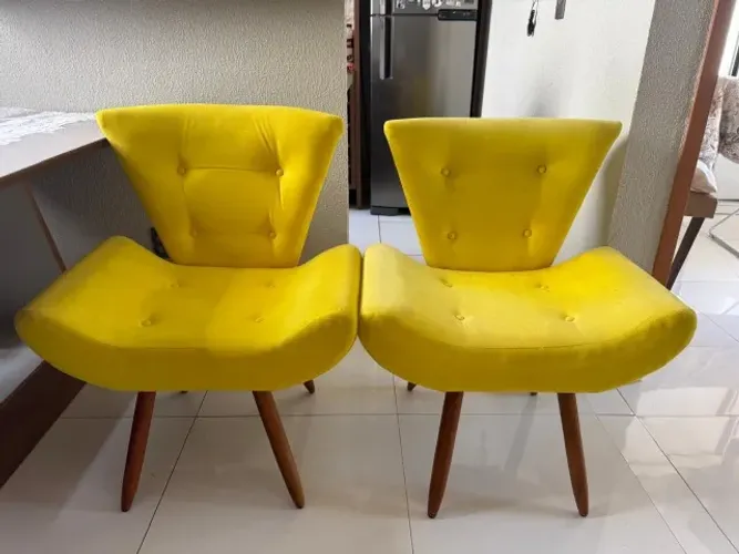 duas poltronas amarelas, recém higienizadas, usadas em ótimas condições