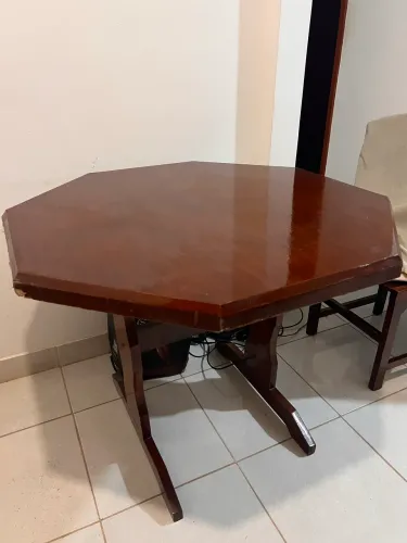 Vendo Mesa octogonal de madeira c/ 2 cadeiras