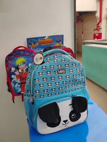 Mochila escolar... De costa de carrinho tema super-heróis!!!