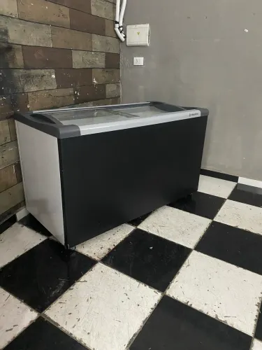 Vendo lindo freezer metal frio porta de vidro 220 volts 389 litros