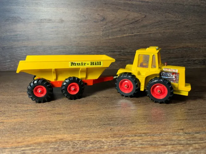 Brinquedo trator Muir- Hill