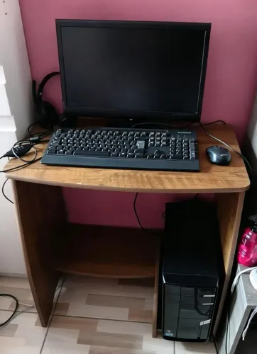 Computador completo vai a mesa junto