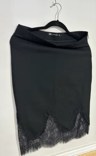 SAIA PRETA COM DETALHES EM RENDA - ZARA