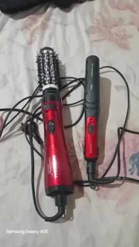 Uma prancha e uma escova rotativa