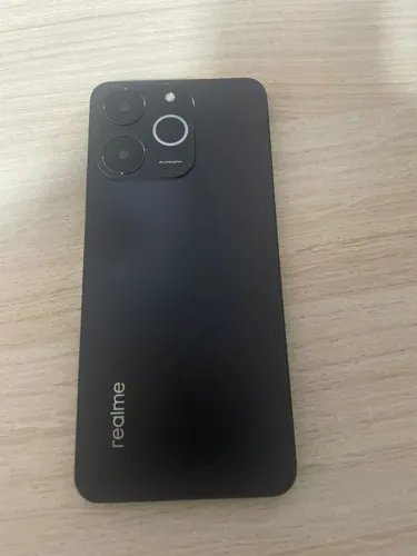 Celular realme, com capinha e película 