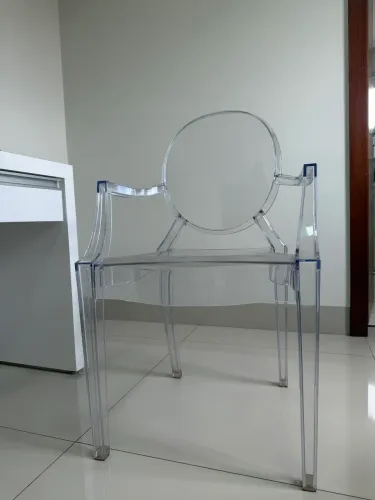 Cadeira em acrílico estilo princesa