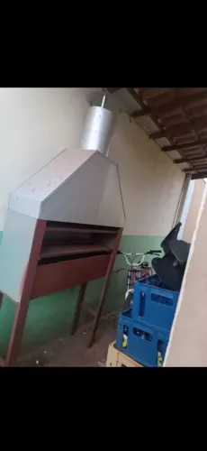 Vendo churrasqueira para espetinho nunca usada, com rodinha e chaminé