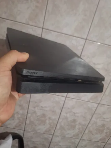 Vendo ps4 slim 1g com jogos 2 controles