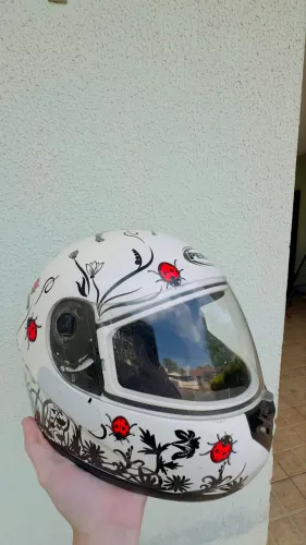 Capacete fechado da marca Peels (modelo Spike Ladybug)