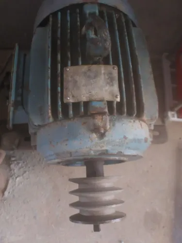 Vendo ou troco um motor trifásico 7.5 CV