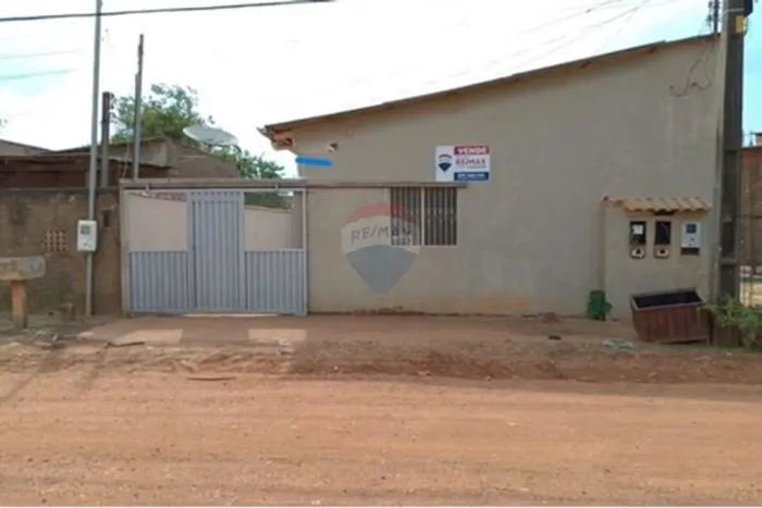 Oportunidade única: Casa espaçosa com dois apartamentos independentes à venda!