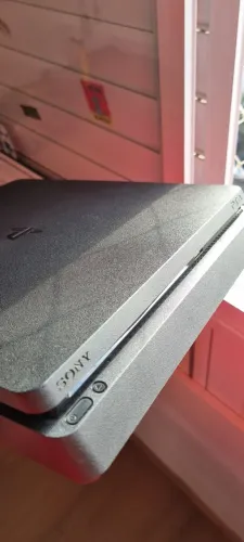 Playstation 4 1Tb 2 controles 5 Jogos