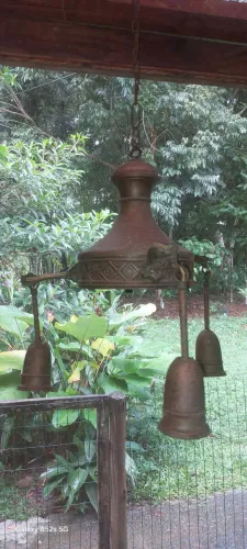 Lindo lustre antigo, em bronze
