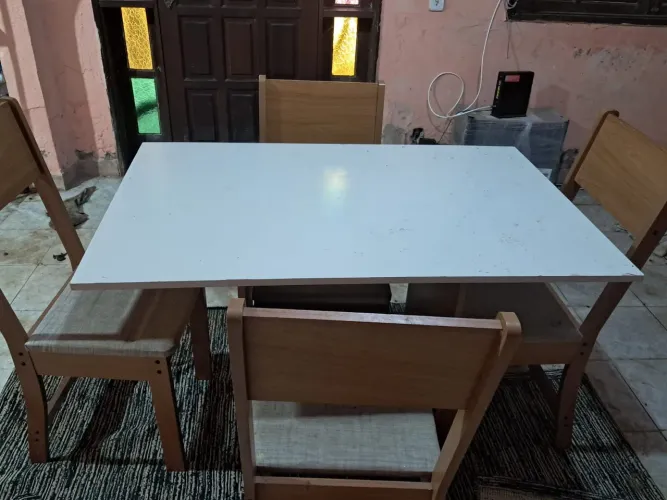 Vendo mesa semi nova com 4 cadeiras