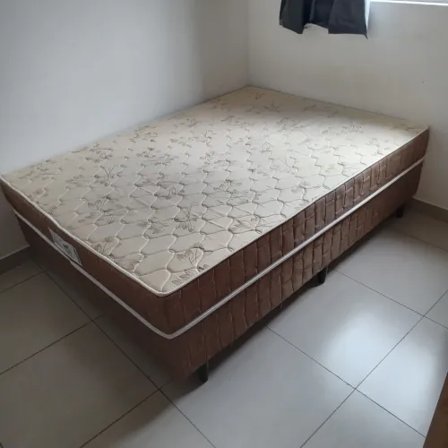 Cama box casal mais um guarda roupa solteiro