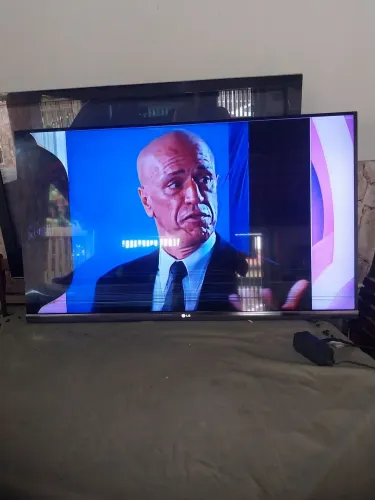 Tv lg smart 47pol. 3D tela trincada funcionando normal