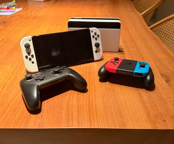 Nintendo Switch OLED com par de joy cons extra, pro controller e case especial