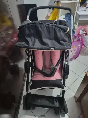 Carinho de bebê rosa com preto