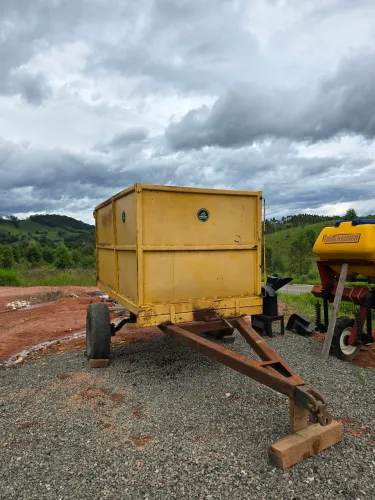 Carreta agrícola basculante manual para trator 
